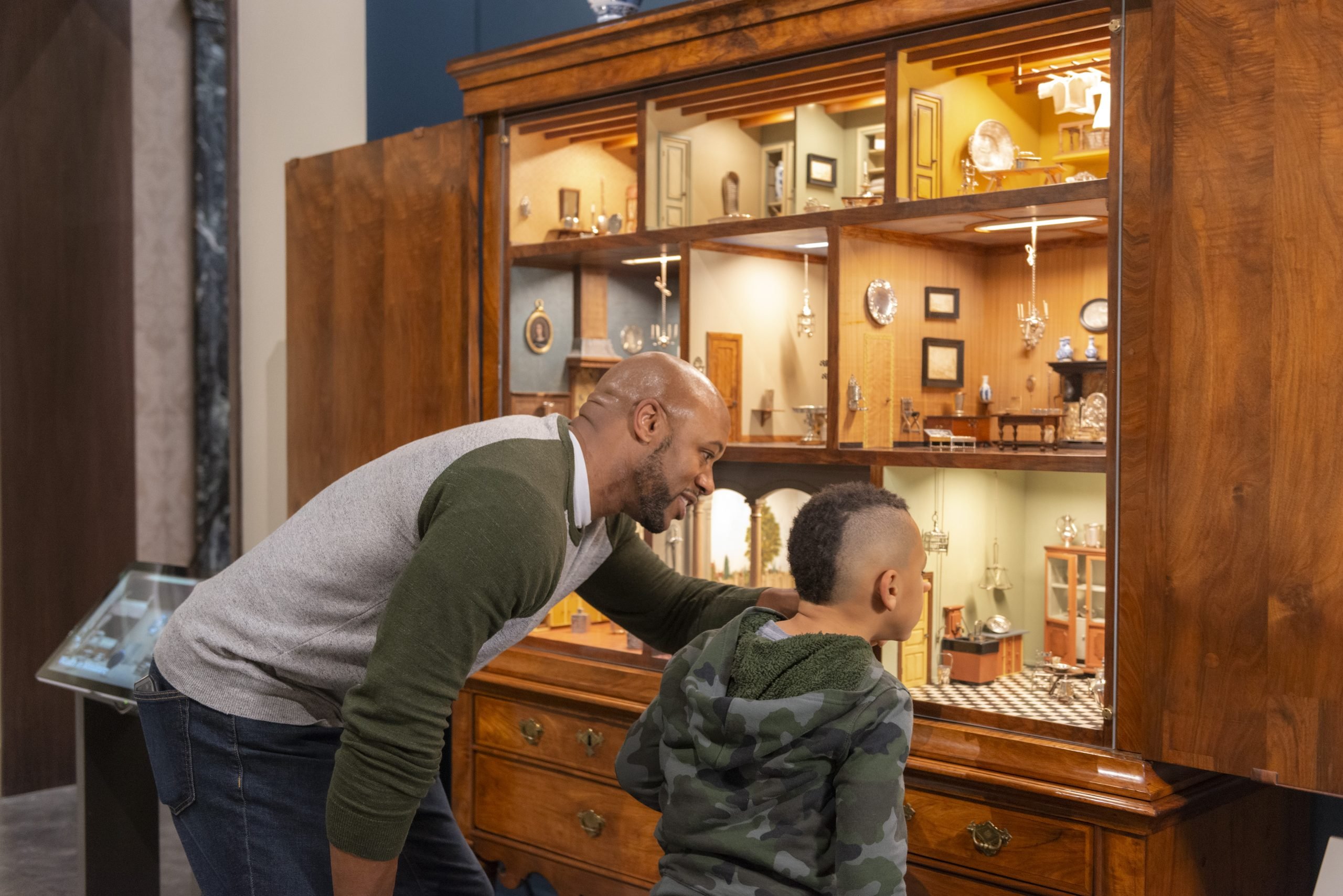 parent and child at the Dutch galleries at the MFA in Boston (visiting Boston art museums with kids, photo credit Museum of Fine Arts, Boston)